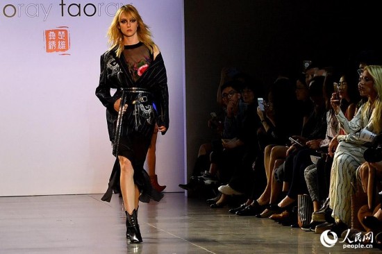 9月11日，模特在纽约时装周展示以彝绣为设计主题的服饰。  李凉 摄