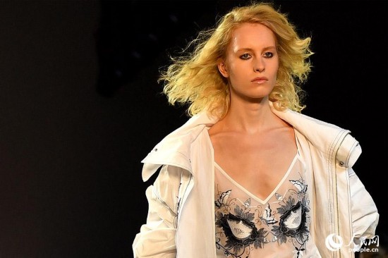 9月11日，模特在纽约时装周展示以彝绣为设计主题的服饰。  李凉 摄