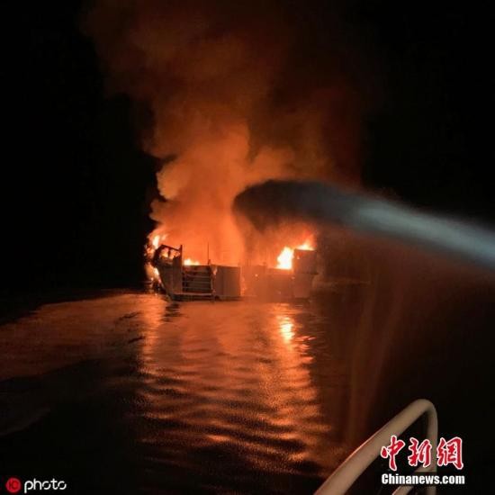 当地时间9月2日，美国加州圣克鲁斯岛北部海域一艘潜水支援船起火，船身很快被大火吞噬，沉入水中。 图片来源：ICphoto