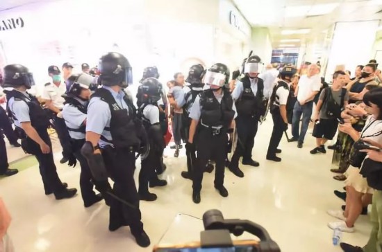 香港警方到场维持秩序。图源:港媒