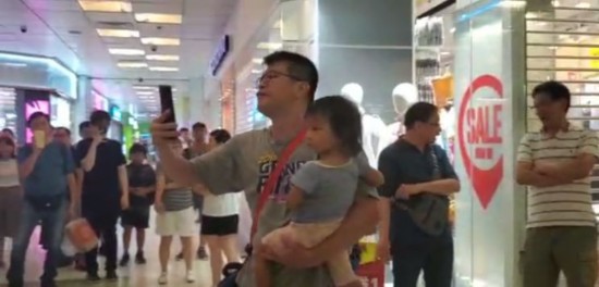 唱国歌男子在被指骂的情况下不退让(视频截图)