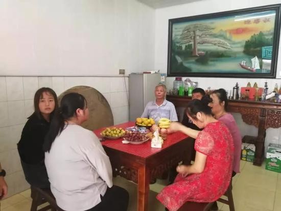 王祥红（右一）和家人围坐在桌旁。受访者供图