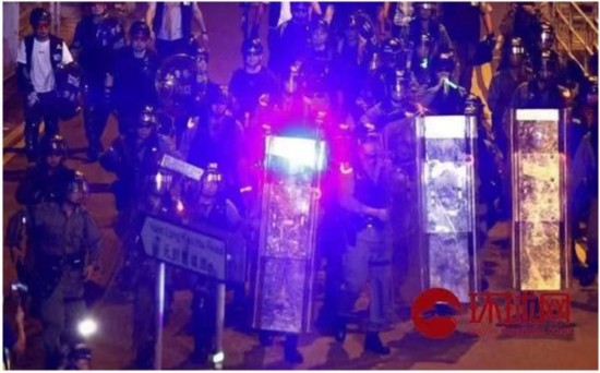 8月21日，中国香港。暴徒向聚集在元朗西铁站外的机动部队警员照射激光笔挑衅。（崔萌/摄）