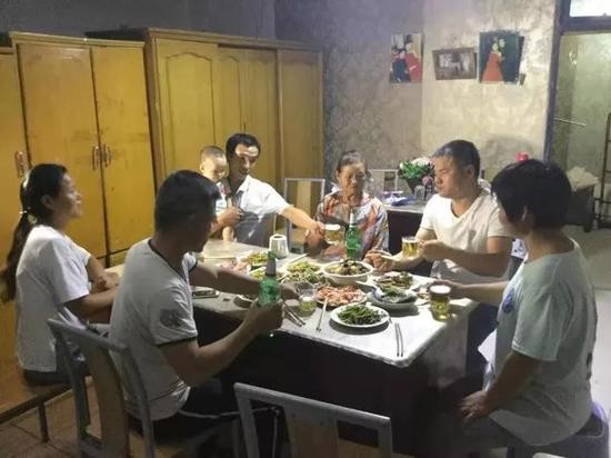 团聚当天郑成华（右二）和家人一起吃晚饭。受访者供图