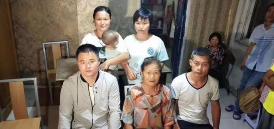 郑成华（前排左一）和母亲、哥哥、姐姐、妹妹一家人在山东日照的家中合影。受访者供图
