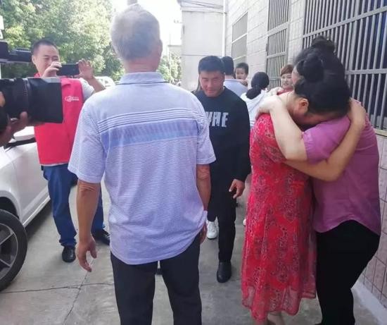 9月13日早晨王祥红（右二）与姐姐抱在一起痛哭 。受访者供图