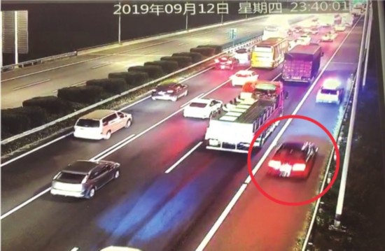 　　前夜昨晨，苏州、南通两地交警接力，联手开辟绿色通道，将一名堵在苏通大桥车流中的待产孕妇快速送进医院。苏州交警供图