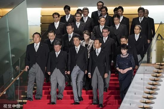  9月11日，日本内阁改组，新一届内阁19名成员当日一起拍摄合影。/视觉中国