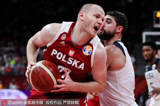 波兰队员篮下进攻