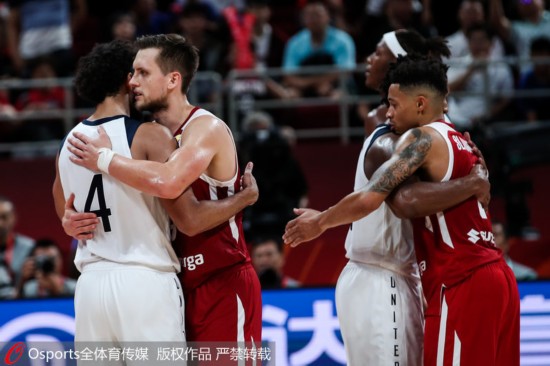 双方球员赛后拥抱