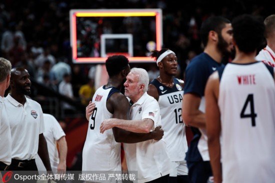 波波维奇与队员拥抱