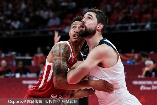 双方球员争抢篮板球