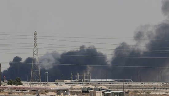 9月14日，沙特阿拉伯布盖格，沙特阿美石油公司的部分设施发生爆炸和火灾。图片来源：视觉中国