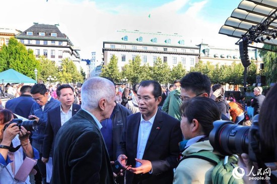 桂大使在活动现场和瑞典友人亲切交谈。