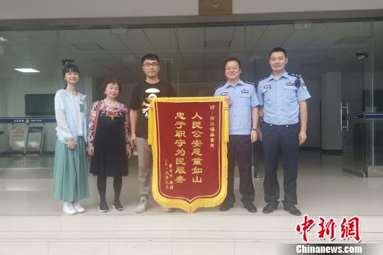 四川洪雅:千里寻亲一张老照片让离别20年的母子终团圆