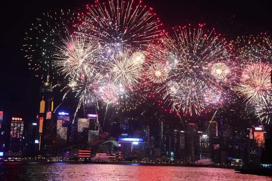2018年10月1日晚9时，香港维多利亚港开始国庆烟花汇演。来源：ICphoto