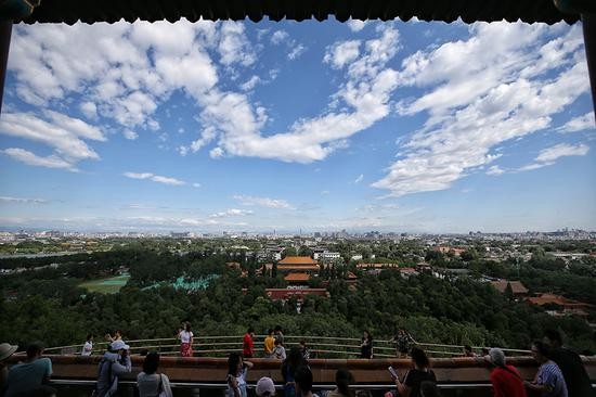 ▲2019年8月16日，景山公园万春亭，向北眺望。新京报记者 王飞 摄