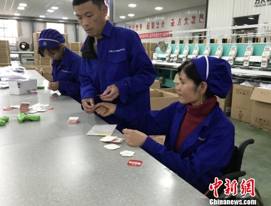 甘肃东乡&ldquo;夫妻档&rdquo;残疾人就业：吵架少了安全感多了