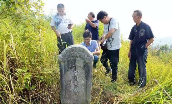 志愿者们在邵东一座荒山上找到黄浩哲烈士墓。受访者供图