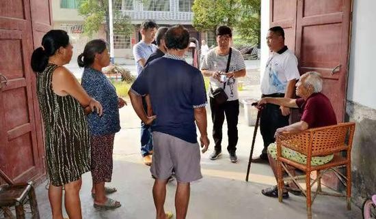 志愿者们在邵东走访，了解关于黄浩哲烈士的相关信息。受访者供图