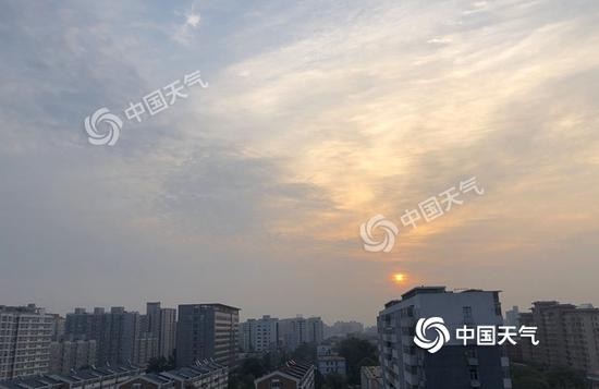 今天早晨，北京天晴气爽。（图/王晓）