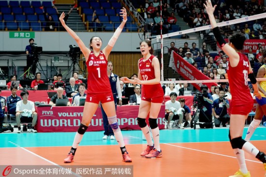 中国女排庆祝胜利