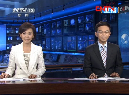 郎永淳（右）与欧阳夏丹首次主持《新闻联播》