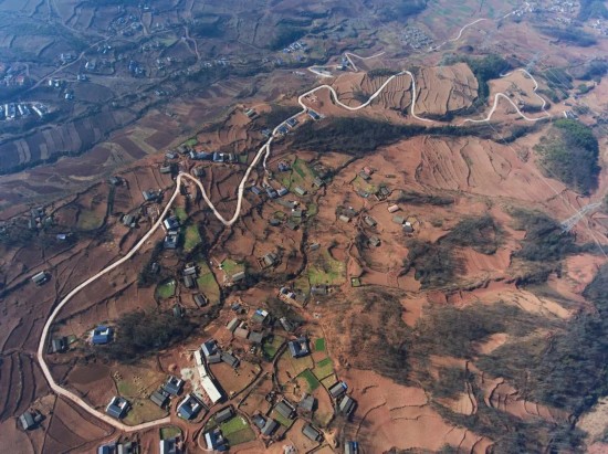 2017年2月12日，凉山彝族自治州美姑县九口乡四峨吉村6.3公里道路硬化项目从空中看来格外耀眼。（新华社记者刘坤 摄）