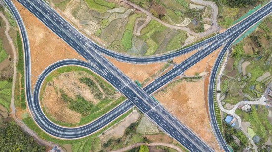 2019年4月3日，贵州三都至荔波高速公路全线建成通车。（新华社记者陶亮 摄）
