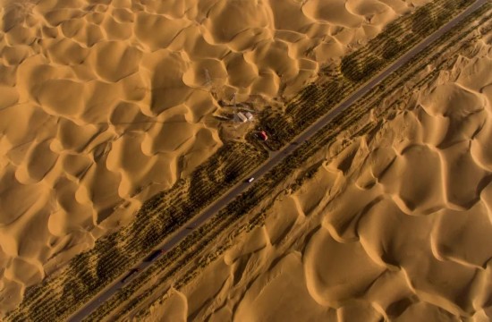 2016年9月27日，空中俯瞰新疆第一条沙漠公路&mdash;&mdash;塔里木沙漠公路。（新华社记者江文耀 摄）