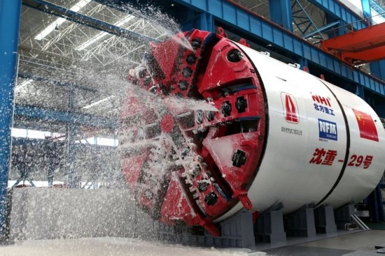 现代盾构机是集机械、电压、液压、信息、材料、控制等多种技术于一体的高端装备。有了它，炸药炸、铁镐刨、赤膊挥汗挖隧道的人工会战场景，就一去不返了。（资料图片）