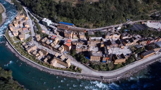 2016年11月23日，公路环绕的独龙江乡村庄。（新华社记者胡超摄）