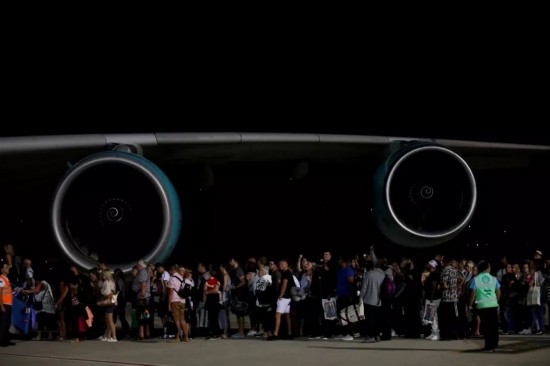 9月24日,在土耳其达拉曼机场,英国游客在返程客机前排起长队。新华社/路透