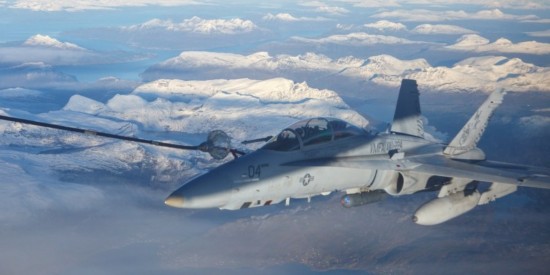 F / A-18D大黄蜂进行空中加油。(来源:美国《商业内幕》)