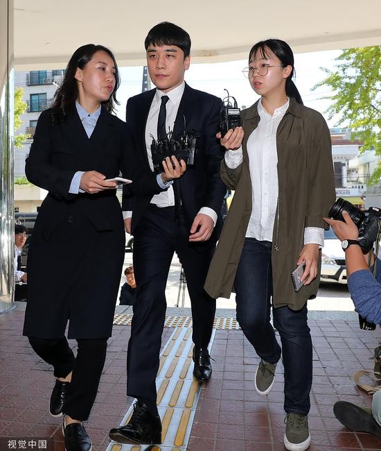 9月24日，胜利现身警局。