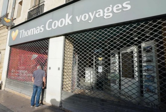 9月23日,在法国蒙彼利埃,一名男士在一家关闭的托马斯·库克商店窗前向内看。新华社/法新