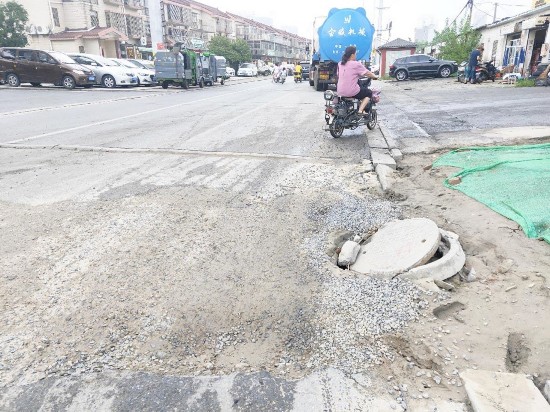 夜晚回家被破损的窨井盖“暗算”谁埋单？