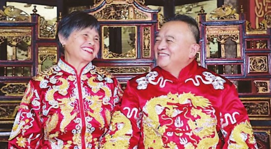 　　苏州阿婆等来迟到43年的婚纱照，他们从年轻到白头的样子真美。　　通讯员　　沈怡摄