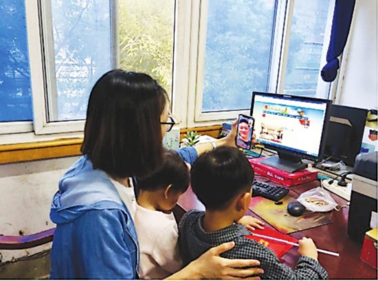 　　民警与家人手机视频。　　通讯员　　陈霖摄