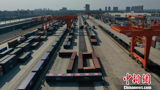 集装箱摆巨型&ldquo;70&rdquo;字样江西赣州港喜迎国庆