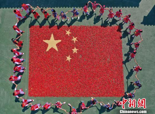 辣椒稻谷拼&ldquo;国旗&rdquo;江西信丰田垅畲族村喜迎国庆（图）