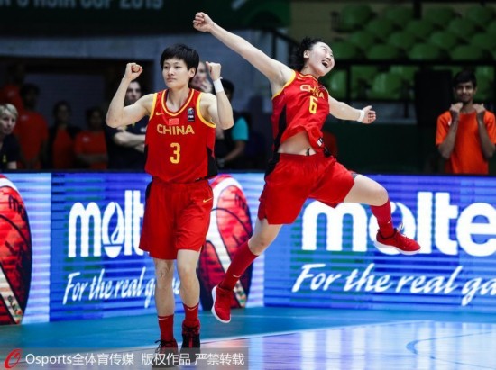 中国女篮庆祝胜利