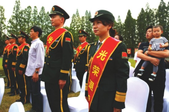 42名转业军官向军旗告别 家属：见证家人的这一神圣时刻