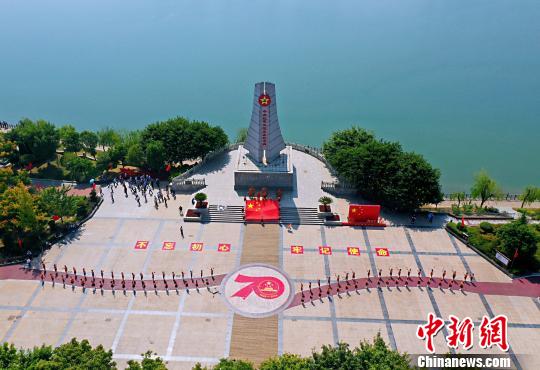 航拍江西于都中央红军长征出发地纪念园70名小学生齐唱国歌