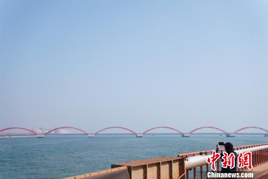 中外记者走访河北唐山窥探新中国70年成就