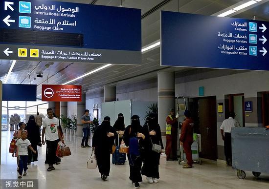 身穿黑色长袍的沙特女性。图/视觉中国