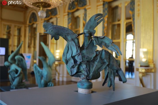 巴黎圣母院大火幸存顶级文物展出 公鸡风向标备受关注