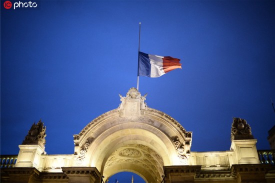 法国爱丽舍宫降半旗 悼念前总统希拉克去世