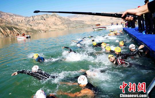 青海黄河岸畔首办大规模国际铁人三项赛
