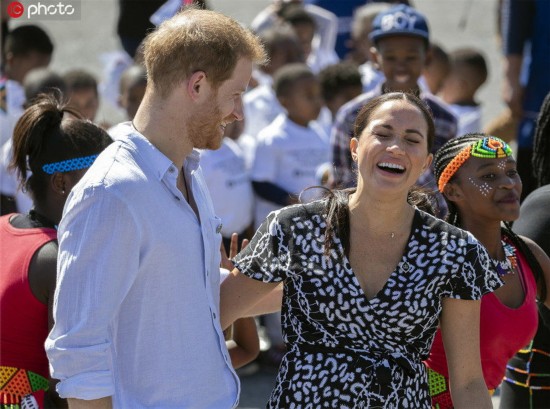 哈里王子夫妇出访南非 与小朋友亲密互动